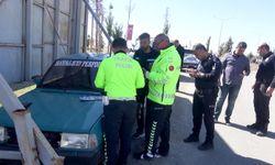 Polisten kaçıp, otomobilini reklam tabelasının arkasına gizledi ancak cezadan kurtulamadı