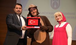 Tiyatro sahnesinde sevimli kahramanlarla eğlenceli bir yarışma