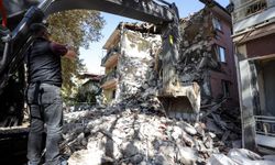 Bakan Kurum: Sındırgı'da 80'i konut 127 bağımsız bölüm ağır hasarlı