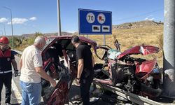 Sivas'ta otomobil ile hafif ticari aracın çarpıştığı kazada 10 kişi yaralandı
