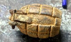 Tarlada bulduğu el bombasını babasının iş yerine götürdü
