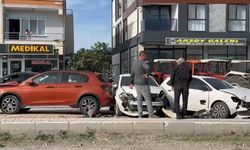 TIR, park halindeki 4 otomobil ile 4 traktöre çarptı; kaza kamerada