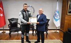 Yolcuyu, tramvayın altından kalmaktan kurtaran güvenlik görevlisine teşekkür belgesi