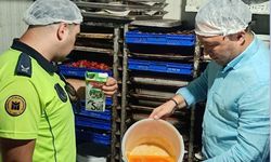 Yenimahalle Zabıtası sağlıksız simit ve pasta üretim tesisine baskın düzenledi