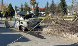 Ağaca çarpan otomobil ikiye bölündü: 2 ölü, 1 yaralı
