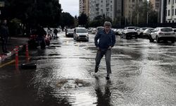Antalya'da kuvvetli sağanak ve rüzgar hayatı olumsuz etkiliyor