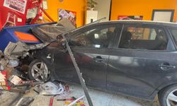 Şanlıurfa'da kontrolden çıkan otomobil dönerci dükkanına girdi