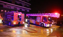 Oto galeri yandı; binadan kaçmaya çalışan 2 kişi öldü, 14 kişi dumandan etkilendi