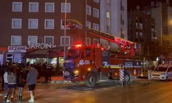 Apartmanın ikinci katından düşen genç kafenin tentesine takıldı