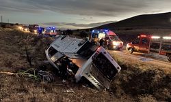 Afyonkarahisar'da yolcu otobüsü devrildi: 2 ölü, 21 yaralı