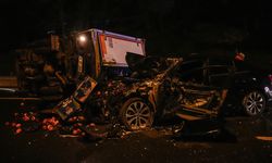 İstanbul'da TEM Otoyolu'nda otomobil ile kamyonet çarpıştı, 2 kişi yaralandı