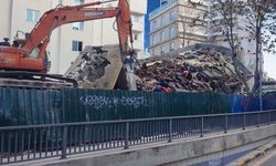 Ankara'da kontrollü yıkım çalışması sırasında bina çöktü; molozlar araçların üzerine düştü