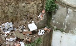 Arnavutköy'de istinat duvarı yıkıldı; 2 bina tahliye edildi