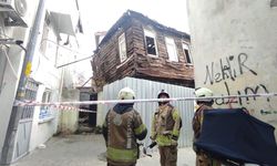 Beyoğlu'nda metruk binada kısmi çökme meydana geldi