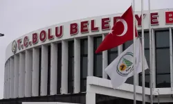 Bolu Belediyesi önündeki Türk bayrakları yarıya indirildi