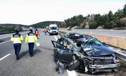 Otomobil, otoyolda kamyona çarptı; 3 yaralı