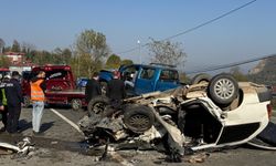 Ehliyetsiz sürücünün kullandığı otomobille kamyonet çarpıştı; 1 ölü, 2 yaralı