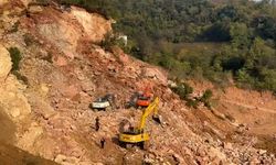 Göçük altında kalan kamyon şoförünü arama çalışmaları sürüyor