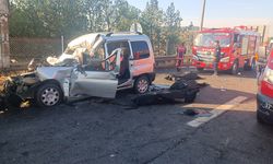 Hafif ticari araç, otoyolda kamyona çarptı; 3 ölü, 3 yaralı