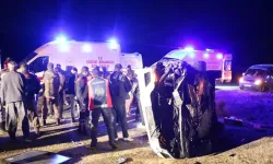 Hakkari'de otomobil takla attı; 5 yaralı