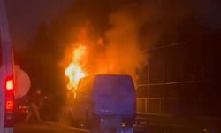 Beşiktaş TEM Otoyolu’nda seyir halindeki minibüs alev alev yandı