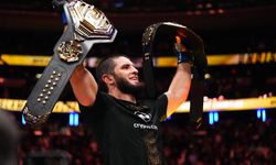 Dağıstan'lı dövüşçü tarih yazdı! Islam Makhachev artık çifte şampiyon