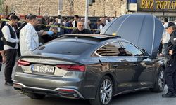 İzmir'de otomobile düzenlenen silahlı saldırıda 1 kişi ağır yaralandı