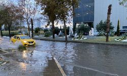 İzmir'de sağanak etkili oldu