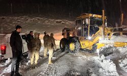 Kar ve tipi nedeniyle mahsur kalan 7 araç ve içindeki 30 kişi kurtarıldı