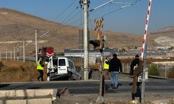 Kayseri'de lokomotif, hafif ticari araca çarptı: 2 yaralı