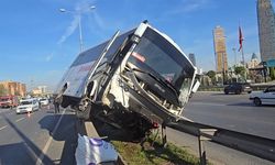Kadıköy'de hafif ticari araca çarpan servis minibüsü yan yattı