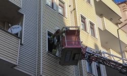 Kars'ta 6 katlı binada yangın; 1'i çocuk 3 kişi dumandan etkilendi