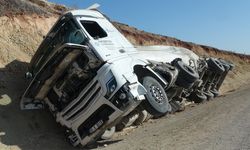 Kilis'te zincirleme kaza; beton mikseri devrildi