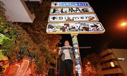 Kızılay tabelası önünde fotoğraf çekilen gençler: ‘Paramız yok, her yer çok pahalı’