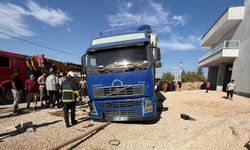 Lastiğini değiştirdiği TIR'ın altında kalan şoför, yaşam mücadelesini kaybetti