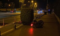 Motosiklet yolun karşısına geçmek isteyen yayaya çarptı; 3 yaralı