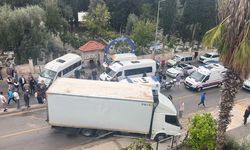 Midibüs ile kamyon çarpıştı; 22'si öğrenci, 23 yaralı