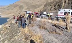 Van’da otomobil baraj gölüne uçtu: 3 kişi aranıyor!