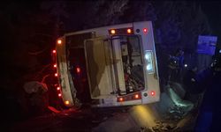Otomobil ile çarpışan midibüs devrildi: 1’i ağır 8 yaralı