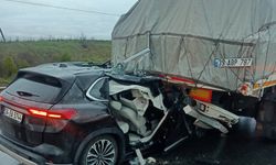 Otomobil, TIR’a arkadan çarptı: 3 yaralı