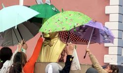 Öğrenciler yağmur altında Atatürk büstünü şemsiyeyle korudu