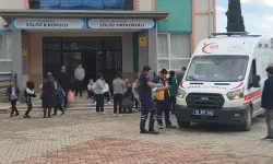 Öğle yemeği yiyen 20 öğrenci, gıda zehirlenmesi şüphesiyle hastaneye kaldırıldı