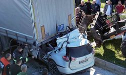 Sinop'ta otomobil, TIR'a arkadan çarptı; öğretmen öldü