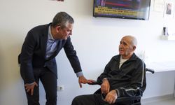 Özgür Özel, Hikmet Çetin'i tedavi gördüğü hastanede ziyaret etti