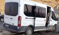 Servis minibüsü ile hafif ticari araç çarpıştı: 13'ü çocuk 19 yaralı