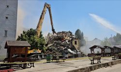 Sındırgı'da hasarlı yapıların yıkımı sürüyor