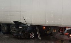 TIR ile çarpışan otomobilin sürücüsü ve eşi öldü