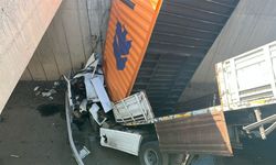 TIR, kamyonete çarpıp köprüden düştü: 2 yaralı