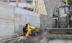 Trabzon'da park halindeyken hareket etmeye başlayan kamyon 3 araca çarpıp devrildi