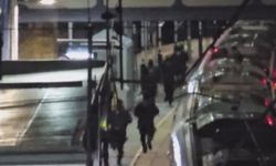 Trende bıçaklı saldırı: 10 yaralı